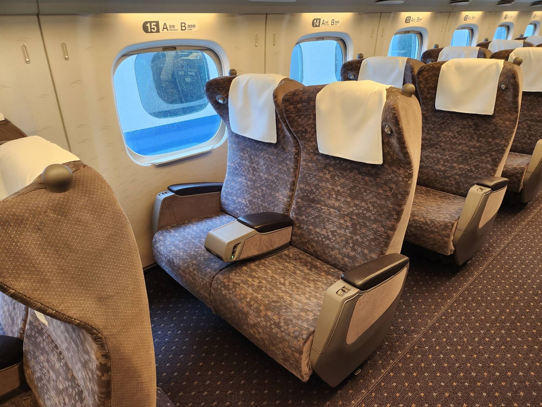 Sedili ampi del vagone Green con braccioli in pelle sullo Shinkansen