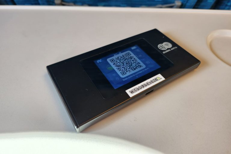 연결을 위한 QR 코드가 표시된 포켓 와이파이 화면