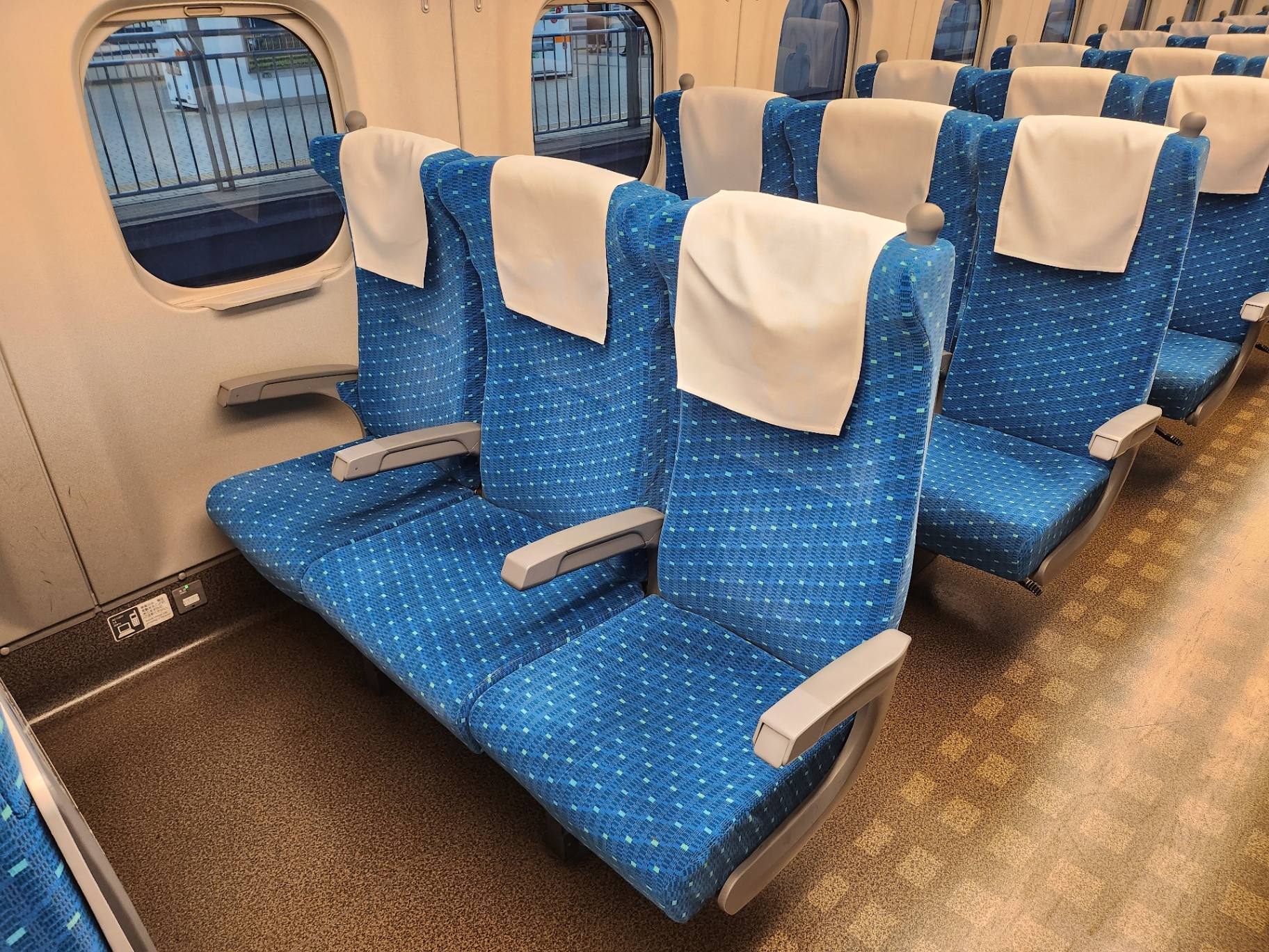 Sedili del vagone Standard Shinkansen con ampio spazio per le gambe